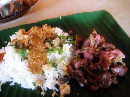 Suasana sarapan pagi di Warung Nasi Kerabu Su dan Warung Cik Siti di Ketereh.