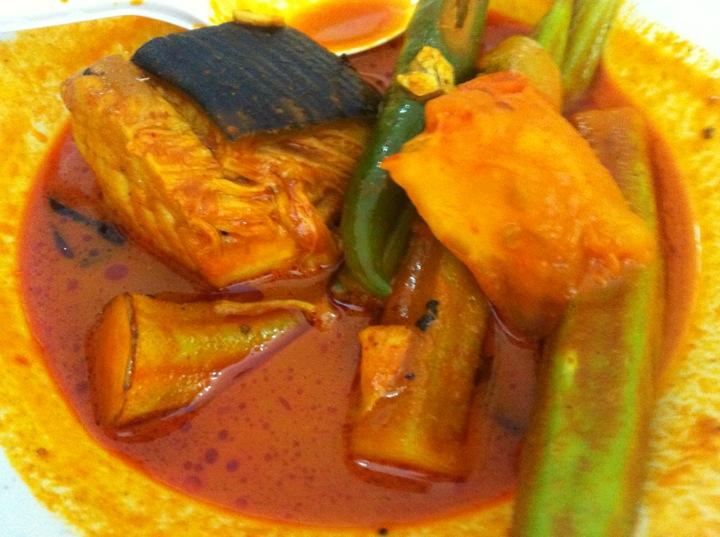 Hidangan gulai ikan pari segar dengan kuah banjir di Cargas Cafe.