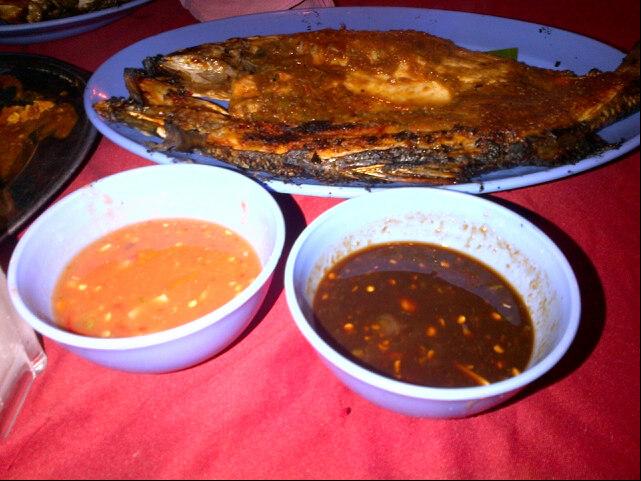 Suasana tempat makan Aroma Ikan Bakar Jeram di Kuala Selangor