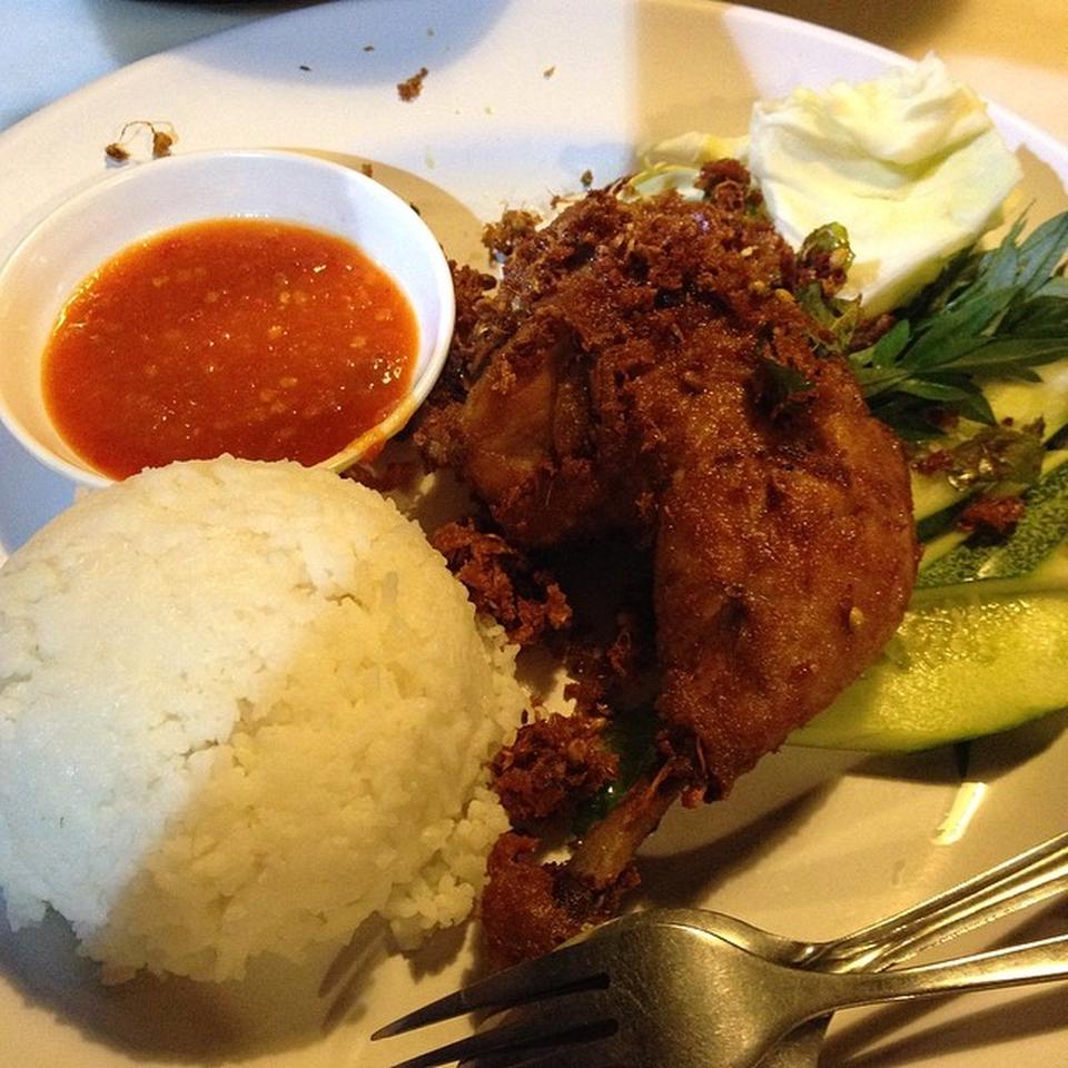 Pelbagai hidangan tempat makan menarik di Kuching Sarawak termasuk mi kolok dan makanan laut.