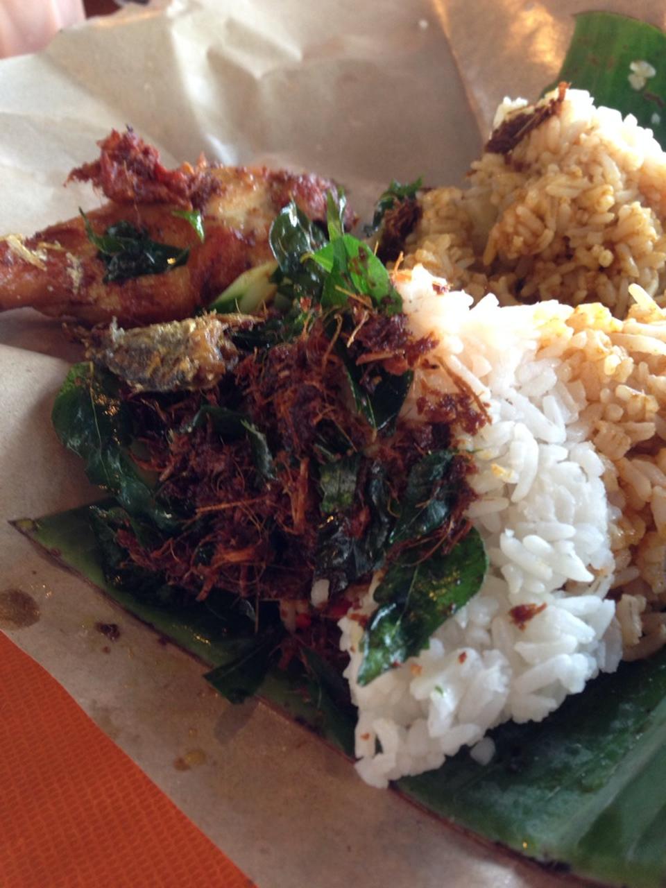 Hidangan nasi kukus dengan ayam goreng berempah yang lazat.