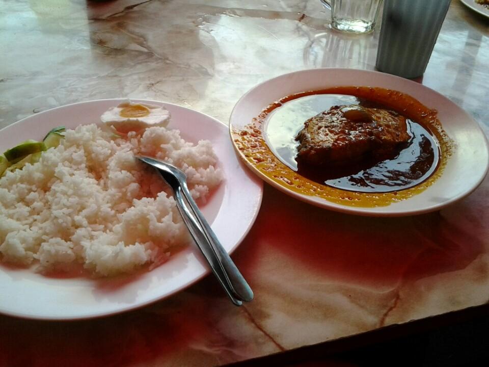 Gambar hidangan asam pedas Melaka yang pedas dan menggoda.