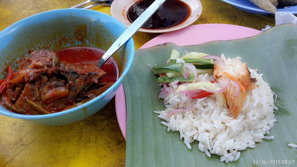 Sajian nasi dagang Terengganu dengan ikan tongkol dan kuah rempah.