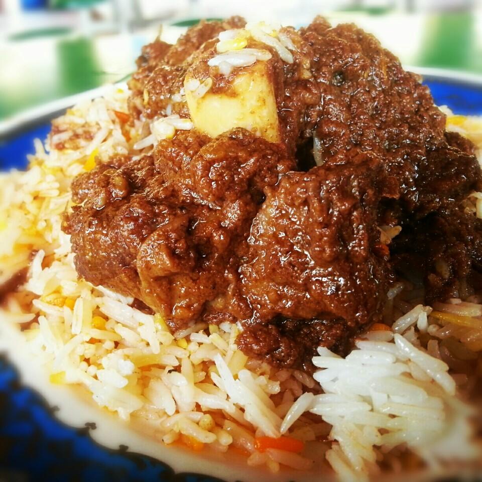 Pelbagai hidangan sedap di Batu Pahat seperti nasi lemak dan mee.