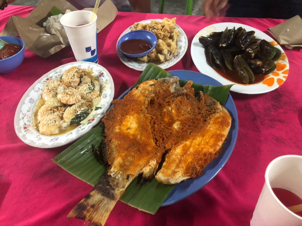 Pelbagai jenis ikan bakar dan makanan laut yang menyelerakan di Melaka
