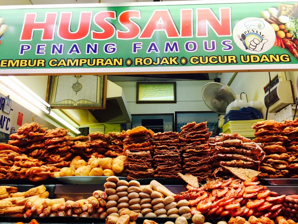 Hidangan pasembur Penang dengan pelbagai jenis gorengan dan kuah pekat.