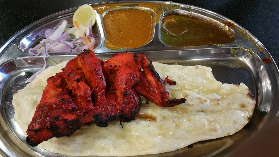 Suapan nasi biryani claypot dengan lauk kambing atau ayam di Restoran Kapitan.