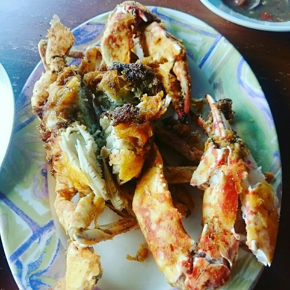 Cucur ketam berlonggok dan ikan bakar di Restoran Nelayan Kuala Perlis