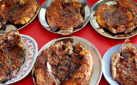 Sajian ikan bakar dan ulam-ulaman di Restoran Tasik Raban Lenggong, Perak