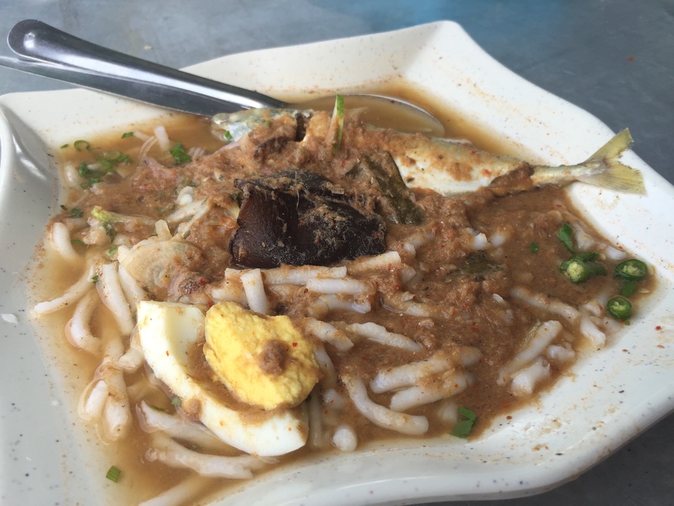 Sepinggan laksa ikan sekoq dengan seekor ikan kembung di atasnya, hidangan popular di Alor Setar.