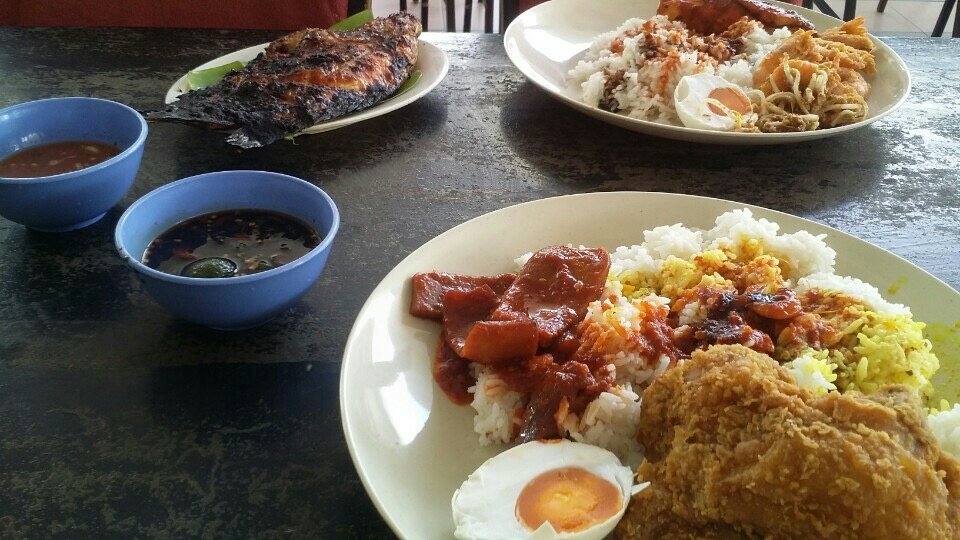 Suasana dan makanan laut di Restoran D'Warisan Lumut.