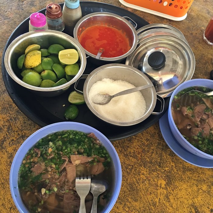 Sebuah mangkuk mee sup daging Mak Wan Melayu Champa di Dungun