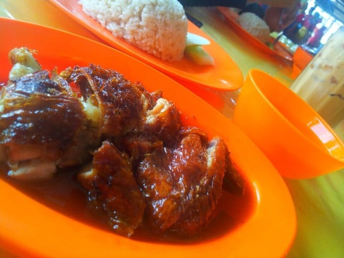 Hidangan nasi ayam dengan kuah dan sambal