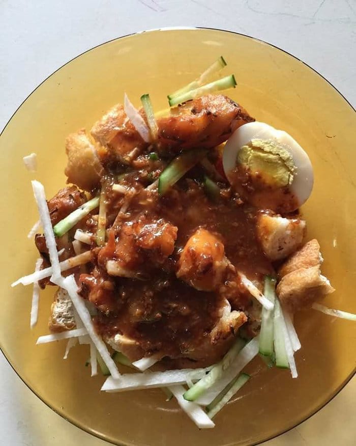 Pinggan rojak dan keropok dari Rojak Lebai Joe