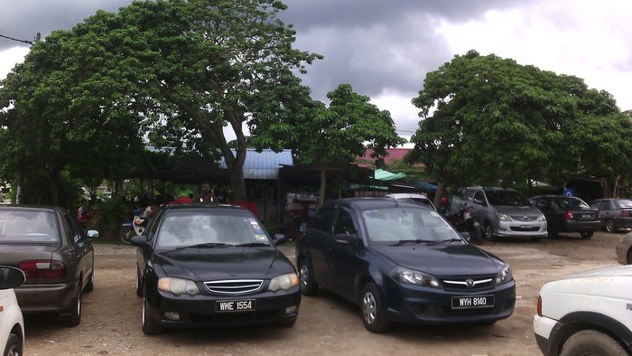 Suasana dan makanan di Kedai Makan Bawah Pokok Ceri