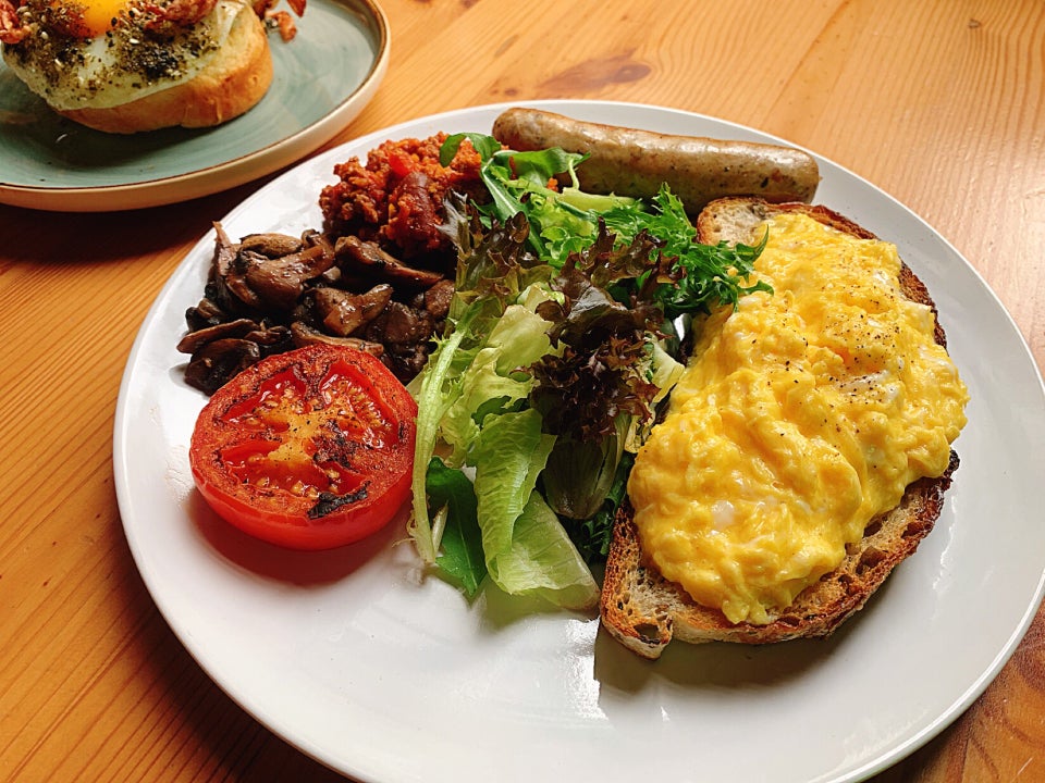Pelbagai menu sarapan pagi di tempat makan di Kuala Lumpur