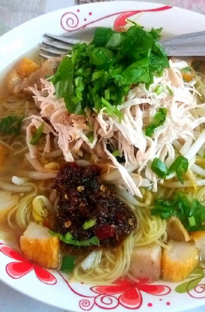 Sebungkus bihun sup ayam yang sedap dengan kuah panas dan ayam.