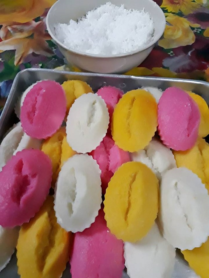 Gambar apam nasi yang gebu dan sedap dihidangkan bersama kelapa parut.