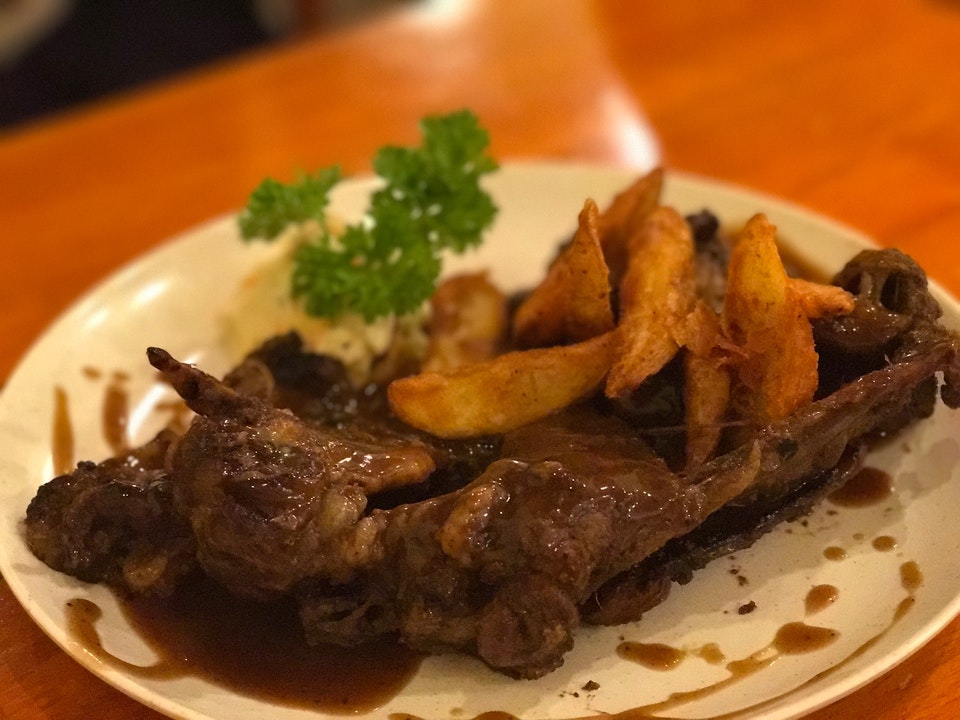 Hidangan daging berasap di Dapur Berasap