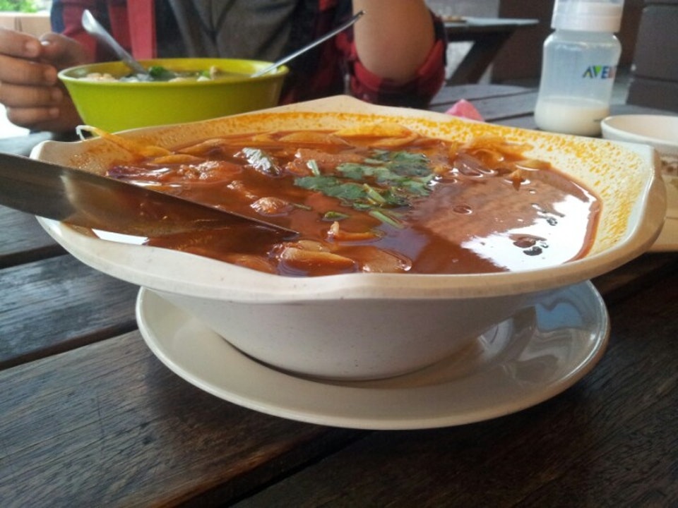 Suasana dan hidangan di Doll Restaurant