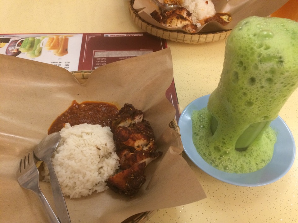 Nasi lemak dengan sambal, telur dan kacang