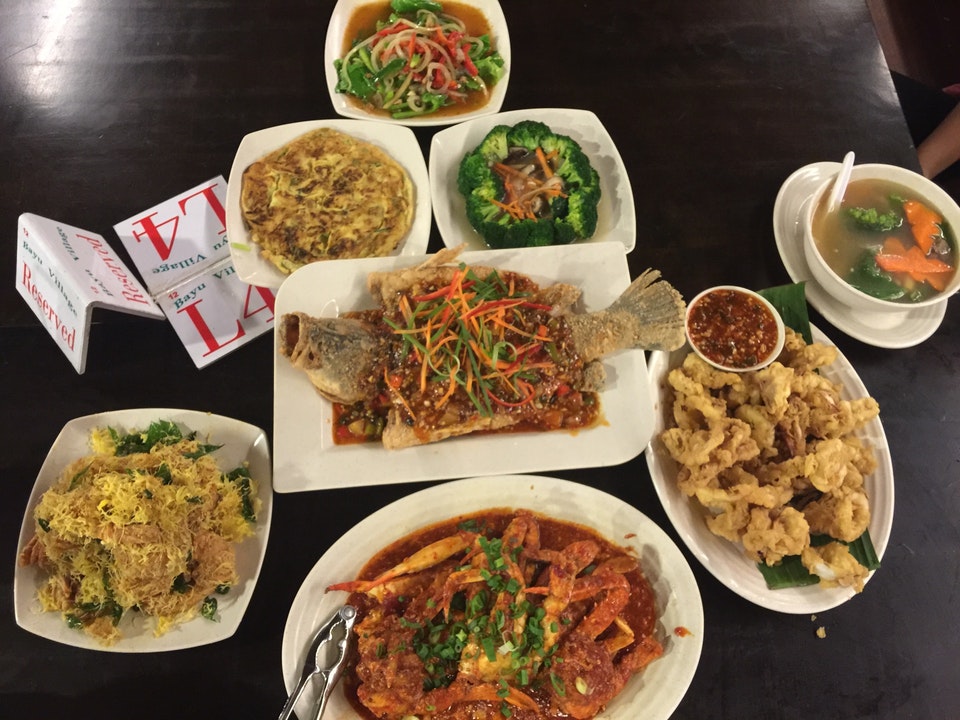 Suasana makan luar di Restoran Bayu Village