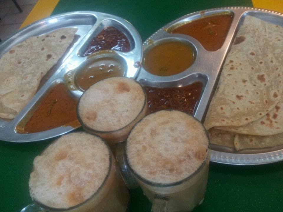 Hidangan kari atau roti canai di Restoran Mohammad Raffi