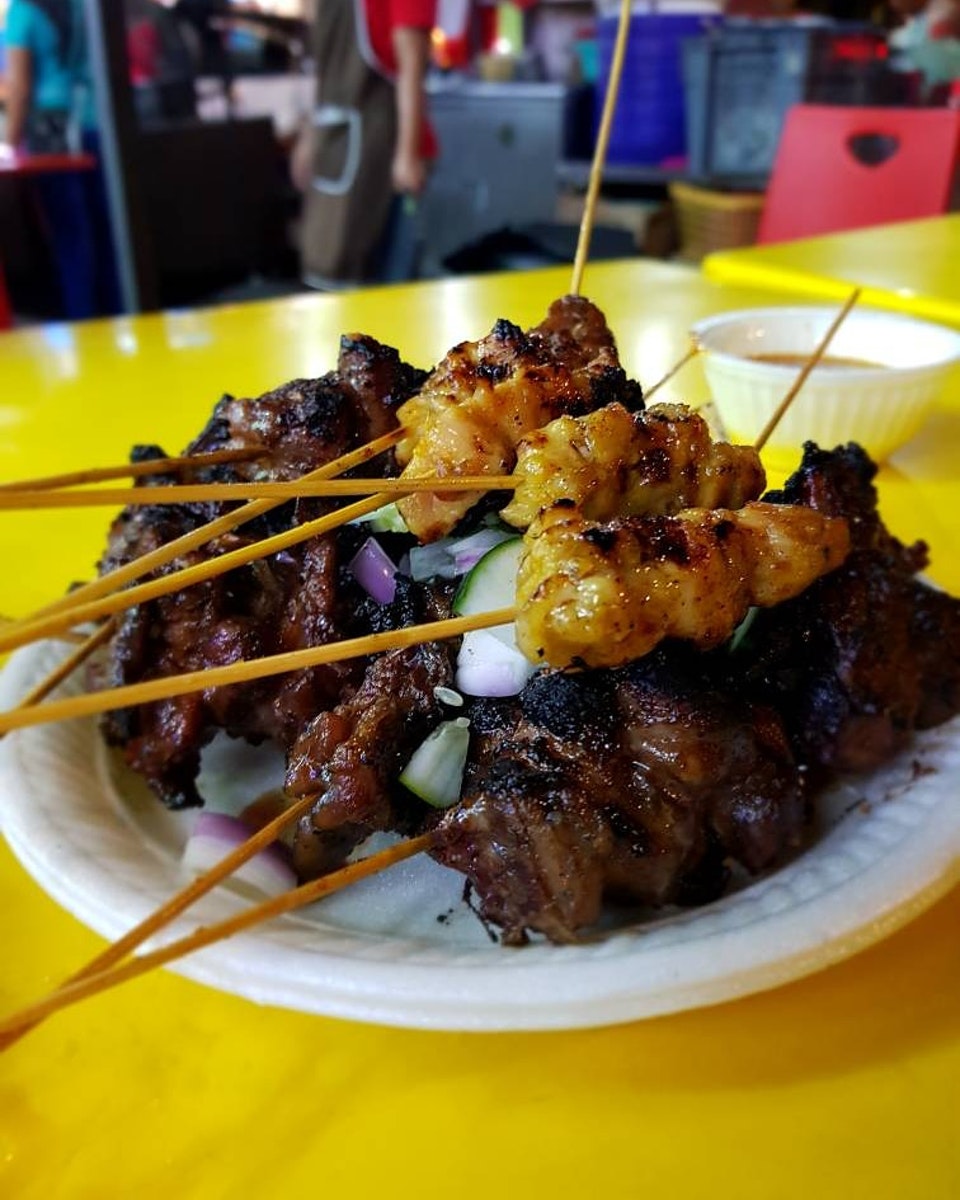 Sate tulang disajikan dengan kuah kacang