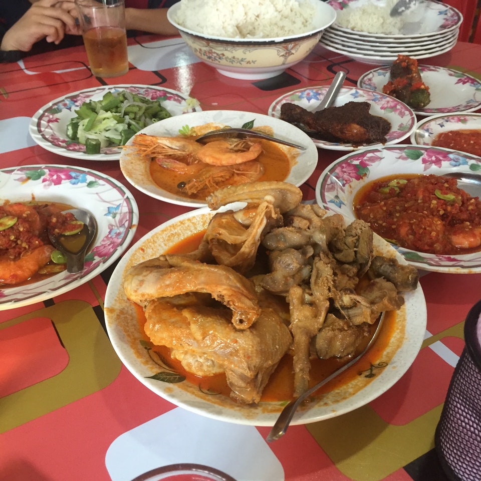 Pelbagai lauk nasi padang di Andri
