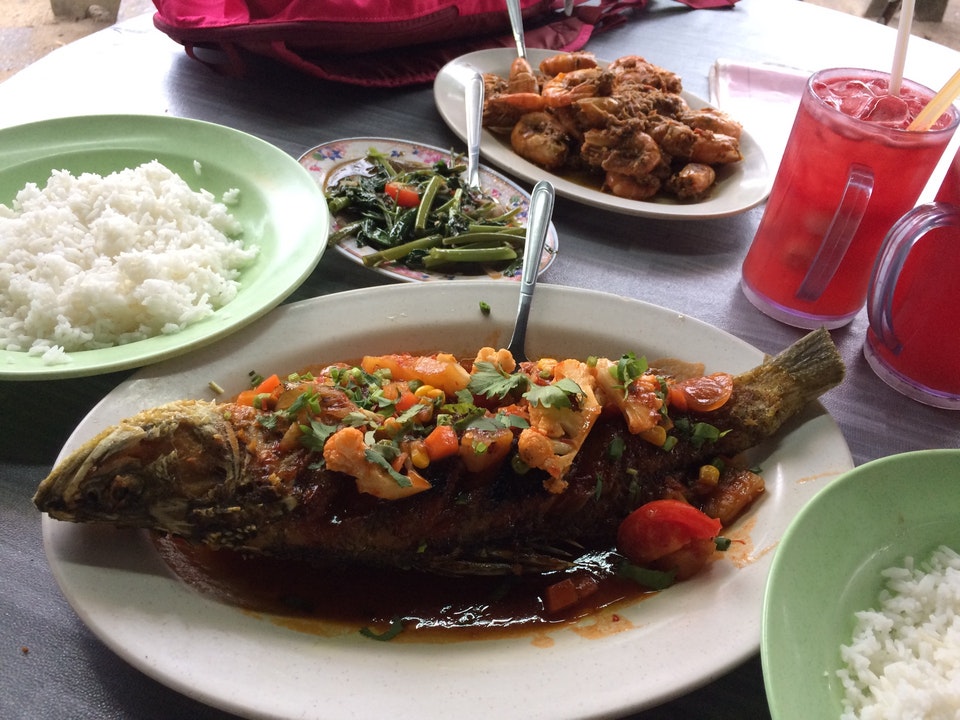 Pemandangan Restoran D'Tepian Sungai di tepi sungai