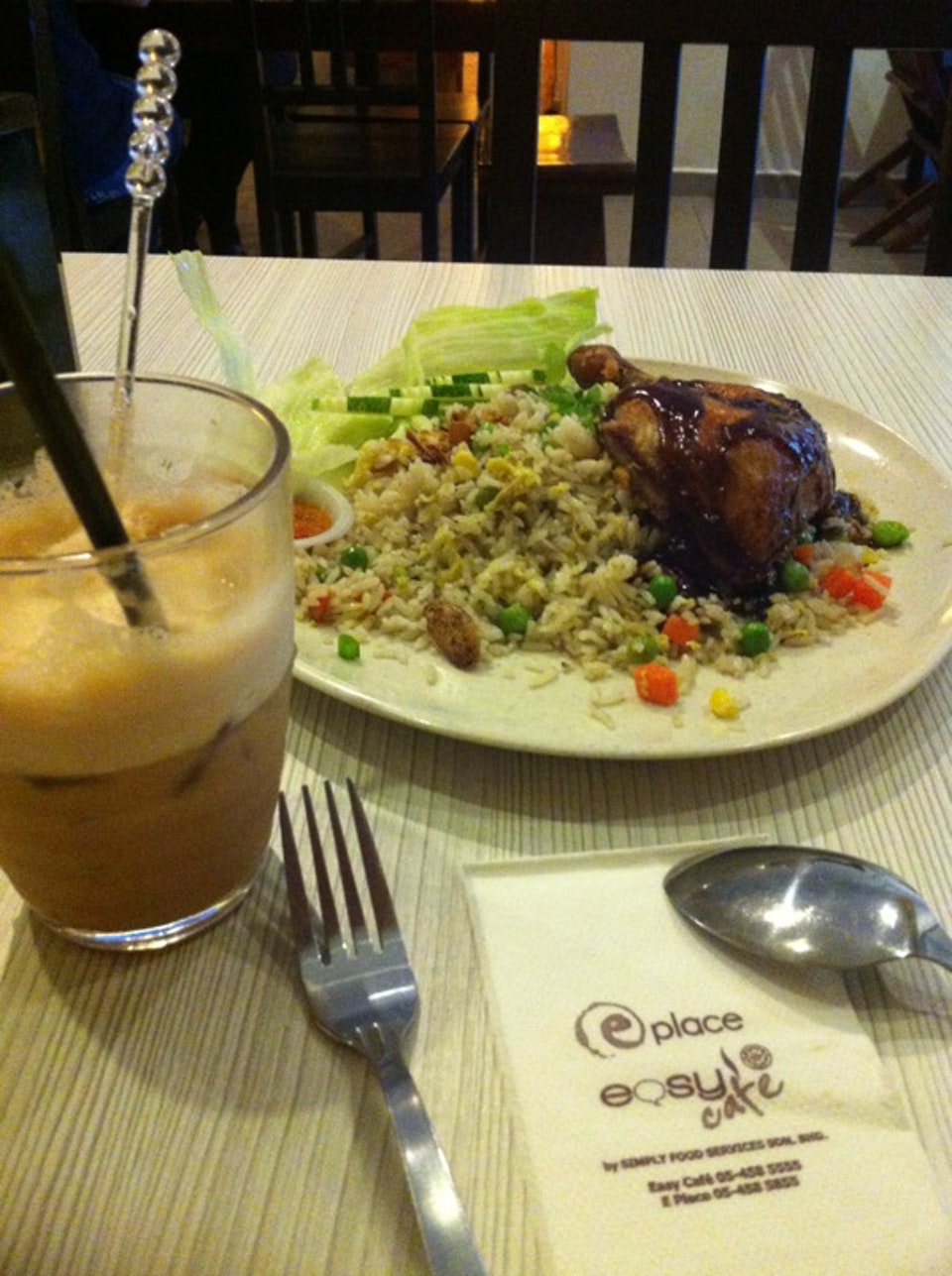 Ruang makan selesa di E Place
