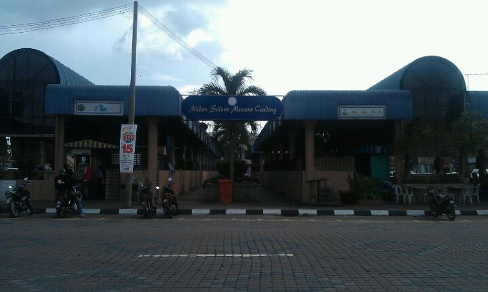 Medan selera berhampiran Menara Condong Teluk Intan