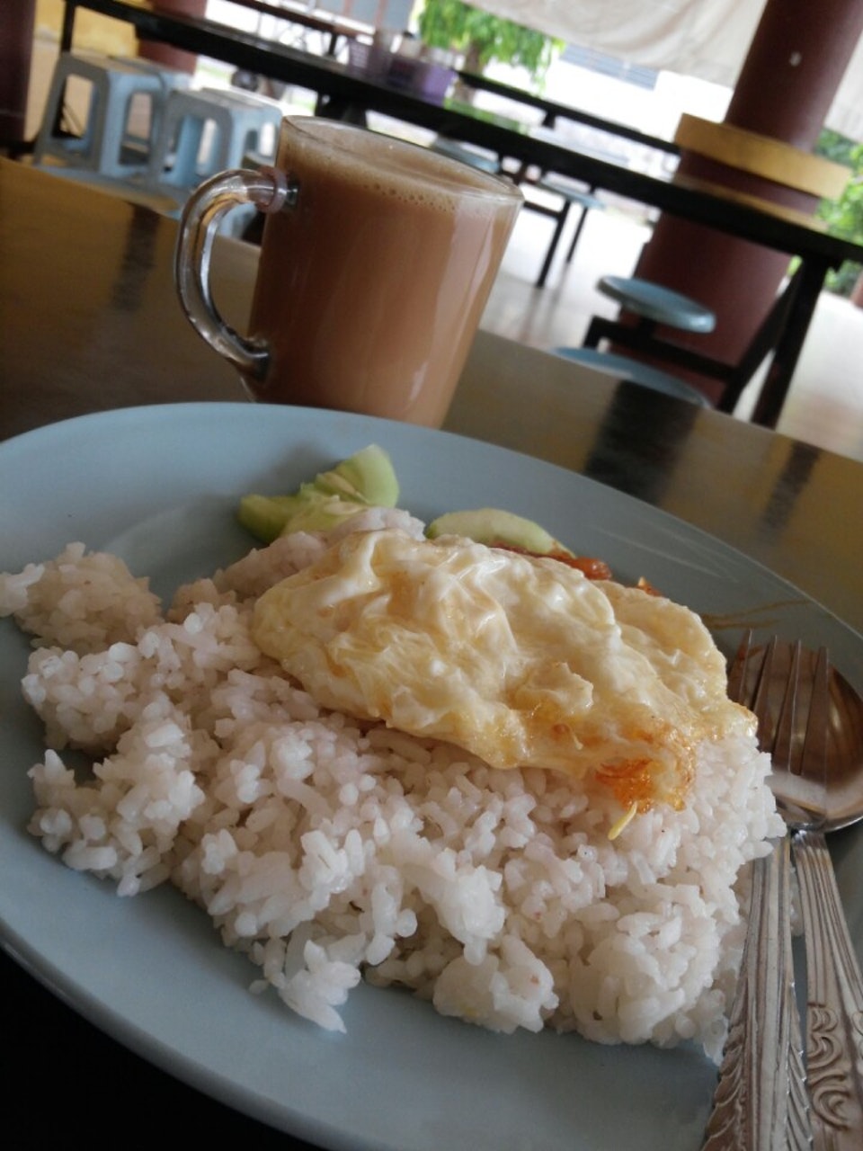 Nasi lemak dengan sambal dan telur di Gerai Haji Din