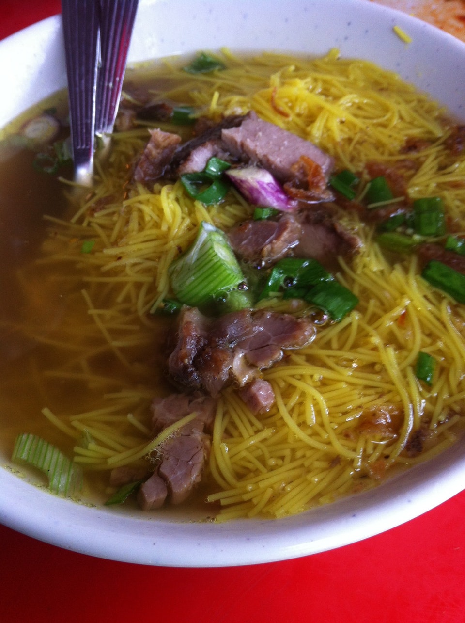 Mangkuk sup dan roti di Saudagar Sup Junior