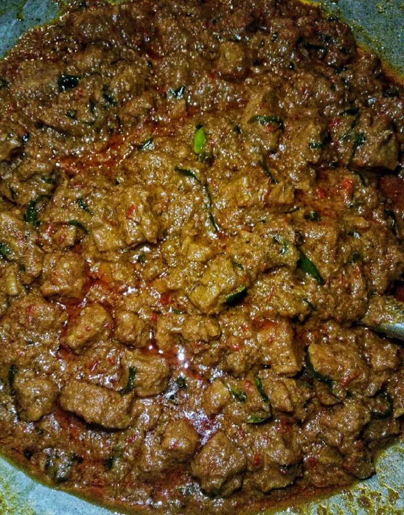 Rendang daging tradisional yang dimasak untuk sambutan Hari Raya Aidil Adha.