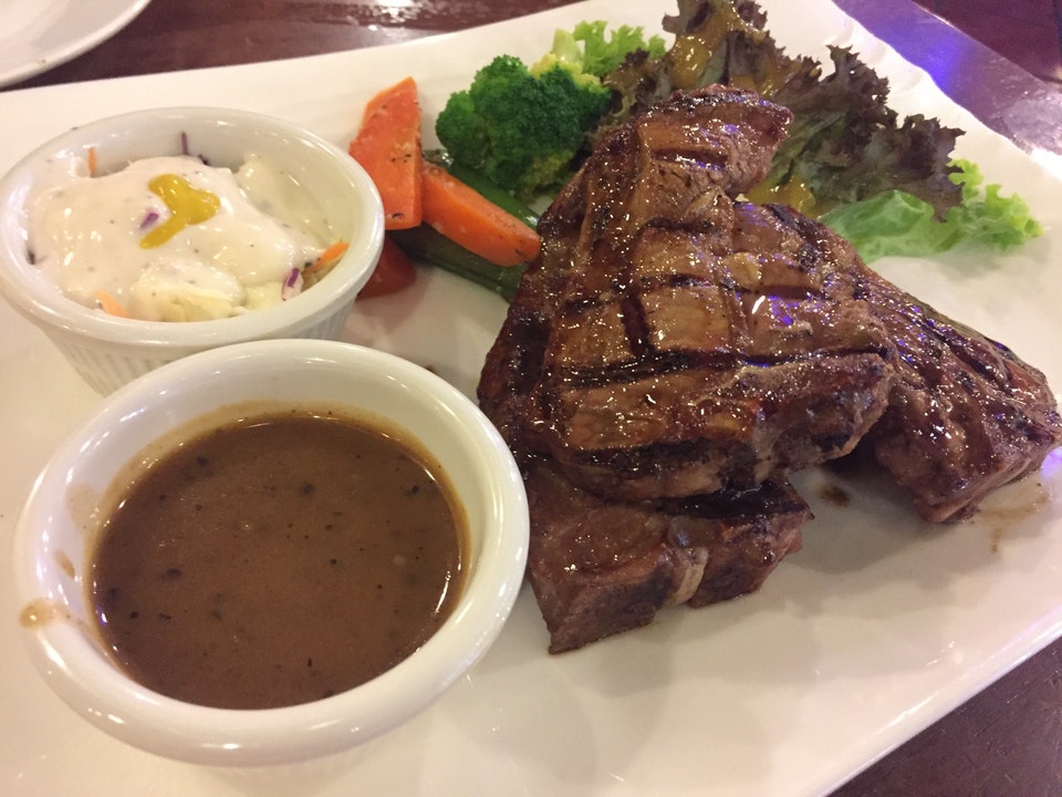 Pelbagai hidangan Western seperti steak dan chicken chop di restoran terbaik Kuala Lumpur.