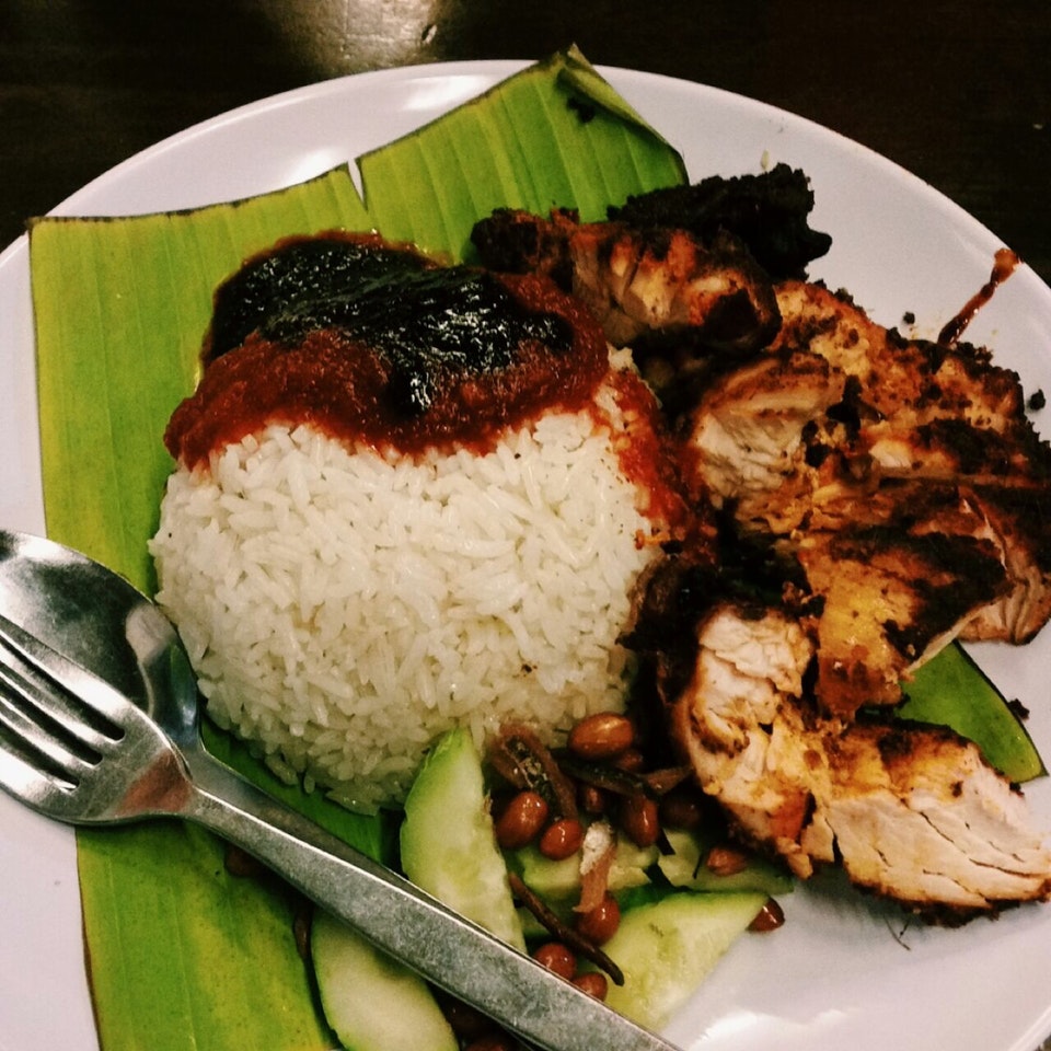 Nasi lemak dengan ayam berempah