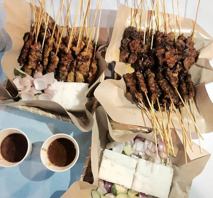 Pemandangan gerai makanan di medan selera T'station, Kuantan.