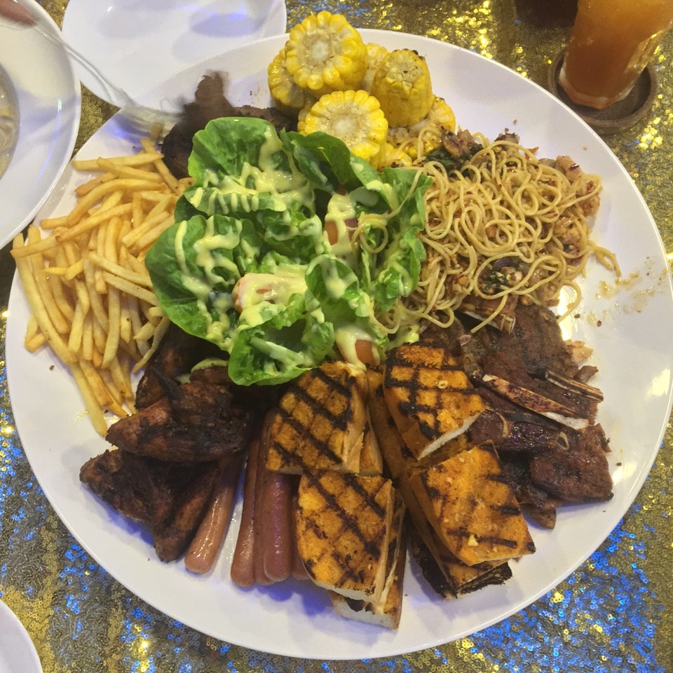 Hidangan steak di Spoon Steakhouse
