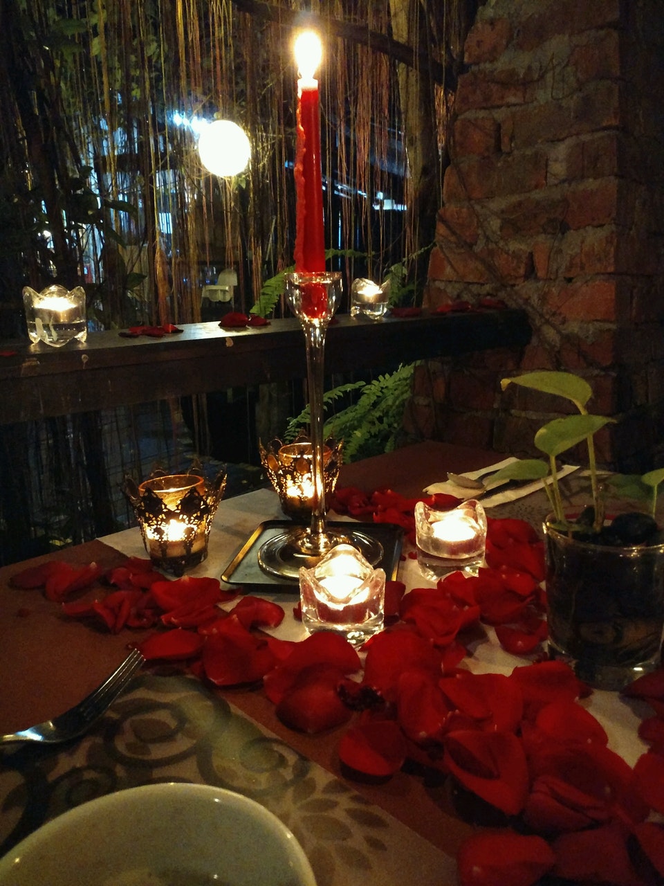 Pemandangan restoran romantik di Kuala Lumpur untuk makan malam bersama pasangan.