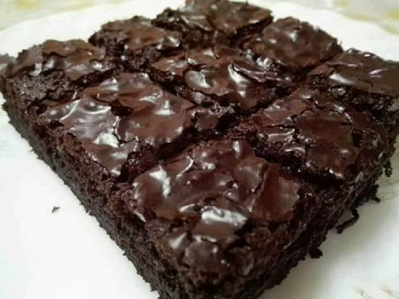 Gambar brownies kedut yang sedap dan lembap.