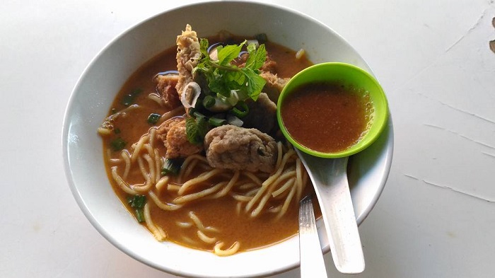 Mee kari Line Clear dengan sup dan sambal dihidangkan di pinggan.