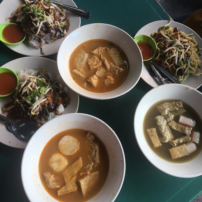 Roti gedik pipih keemasan sebagai hidangan sampingan