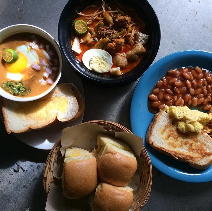 Suasana kafe Rumah Sarapan dengan dekorasi minimalis dan retro di Sungai Petani