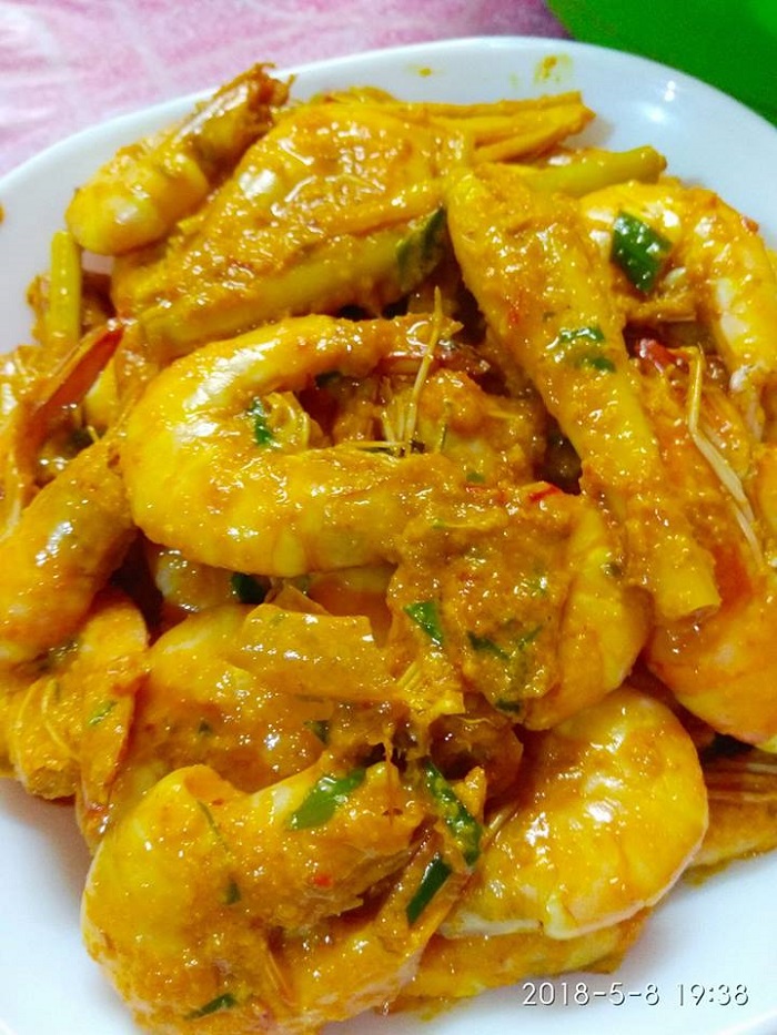 Hidangan udang sambal lemak nenas yang sedap dengan kuah kuning pekat.