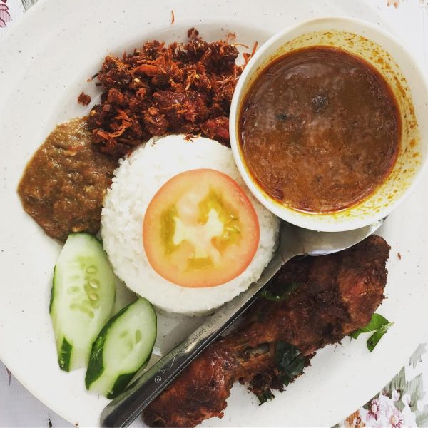 Nasi Kukus Serunding Strawberi Taman Apple
