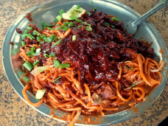 Sepinggan Mee Goreng Sotong Hameed Pata dengan sambal sotong dan hirisan limau.