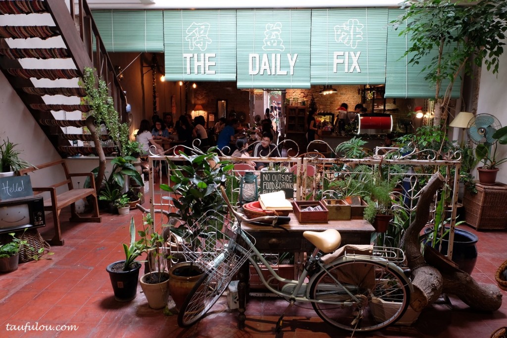 Suasana dalaman kafe The Daily Fix di Jonker Walk, Melaka.