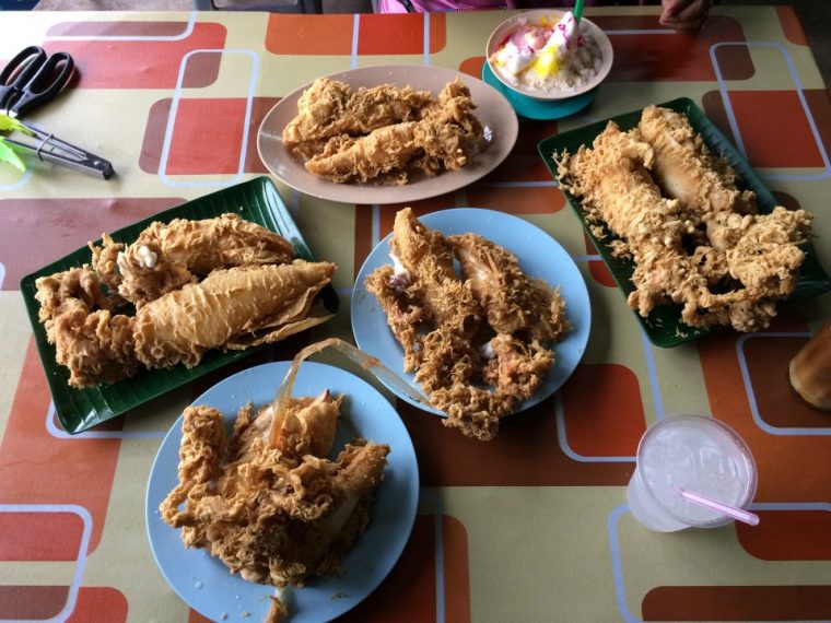 Pelbagai lauk goreng tepung rangup seperti sotong, udang dan ketam goreng tepung.