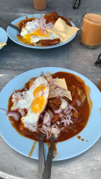 Gambar roti canai yang lembut dan gebu dihidangkan bersama kuah kari.